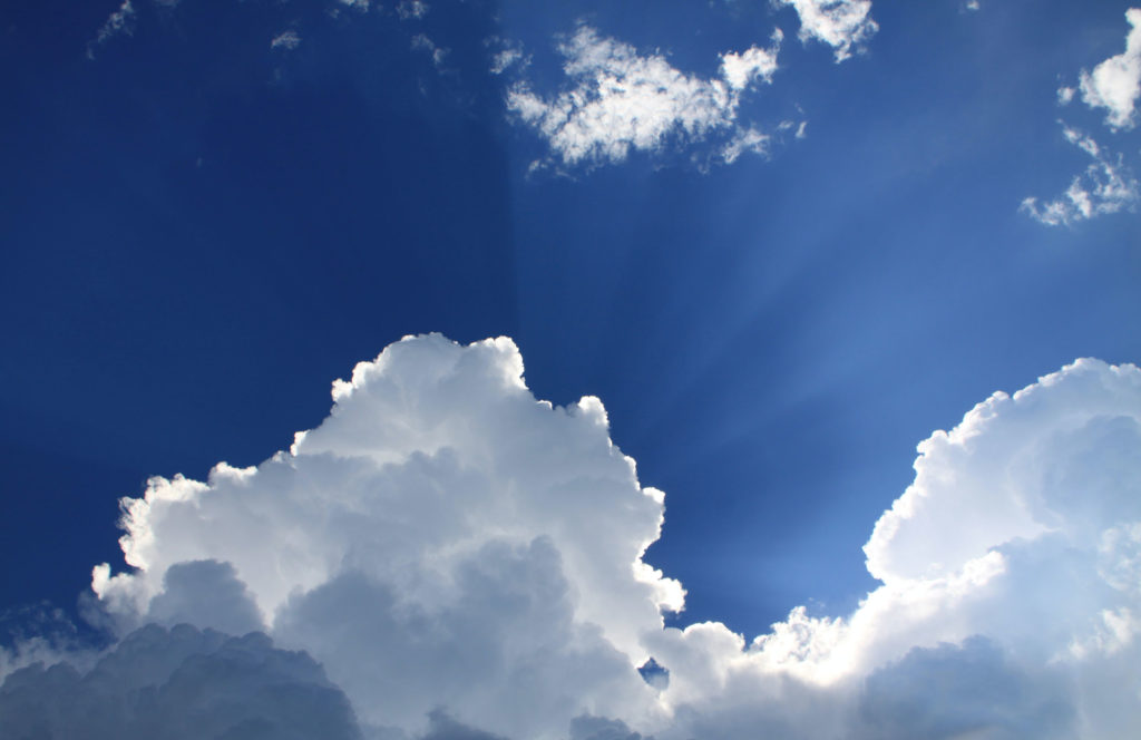 Et vakkert bilde av en blå himmel med noen godværs skyer. Et symbol på ubekymret positivitet, uendelige muligheter - og også at tjenestene som leveres av Signatur Management er tilgjengelige over alt og til alle tider, fordi det "ligger i skyen" 