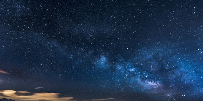 Et vakkert bilde av stjerne-natt-himmelen. Et symbol på uendelige muligheter - og også at tjenestene som leveres av Signatur Management er tilgjengelige over alt og til alle tider, fordi det "ligger i skyen" 