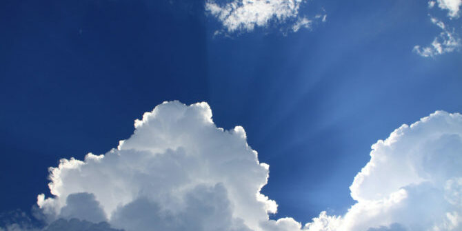 Et vakkert bilde av en blå himmel med noen godværs skyer. Et symbol på ubekymret positivitet, uendelige muligheter - og også at tjenestene som leveres av Signatur Management er tilgjengelige over alt og til alle tider, fordi det "ligger i skyen" 